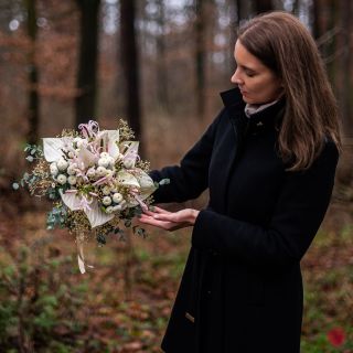 Zimní les, černý kabát a jedna velmi něžná kytice. ❄️ Bílé anturie, kulaté hlavičky santini a jemné nerine spolu vytvářejí...