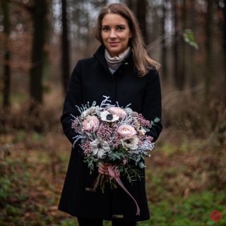 Zimní ticho v lese, jen křupání listí pod nohama a v rukou kytice jako z něžné pohádky. ❄️ Pastelové růžovo-krémové tóny...