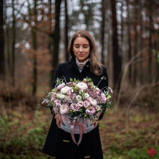 Zamlžená lesní stezka, květinová radost, v náručí nadýchaný růžový box. ❄️💗 Plné hlavičky pryskyřníků a eustomy v růžových...